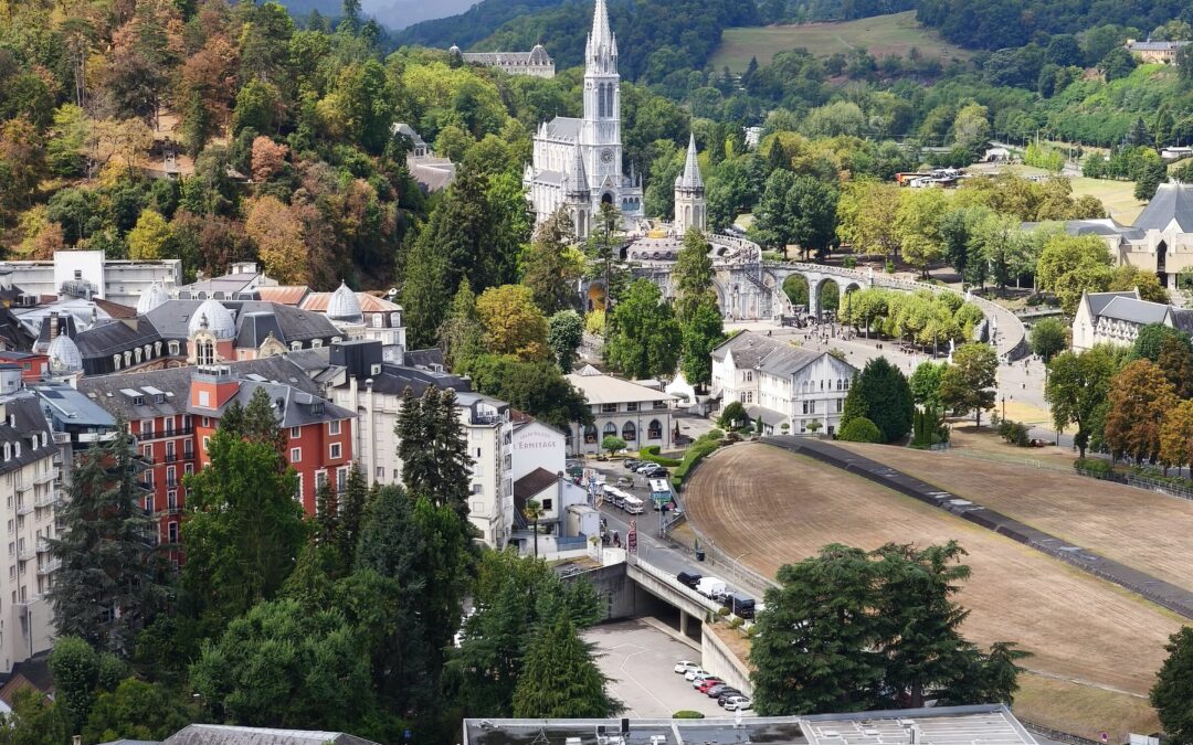Duchowa podróż do&nbsp;Lourdes – dlaczego warto wyruszyć z&nbsp;nami w&nbsp;2026 roku
